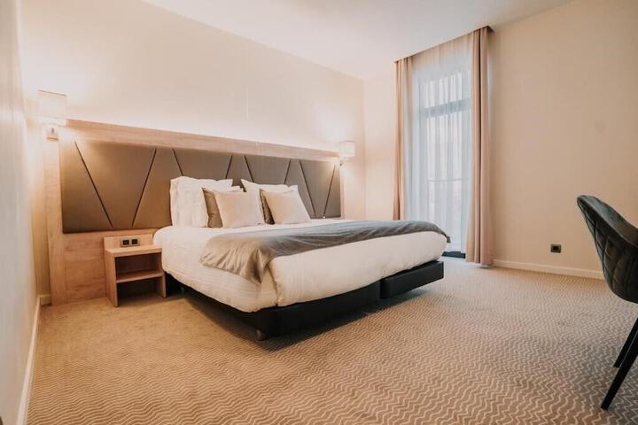 Room 8 of 32