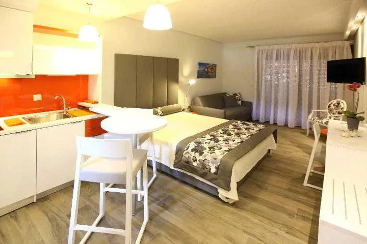 Room 4 of 17