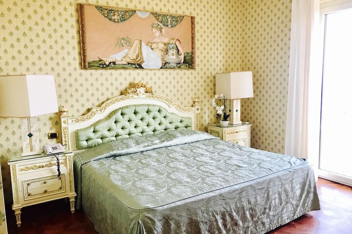 Room 6 of 19