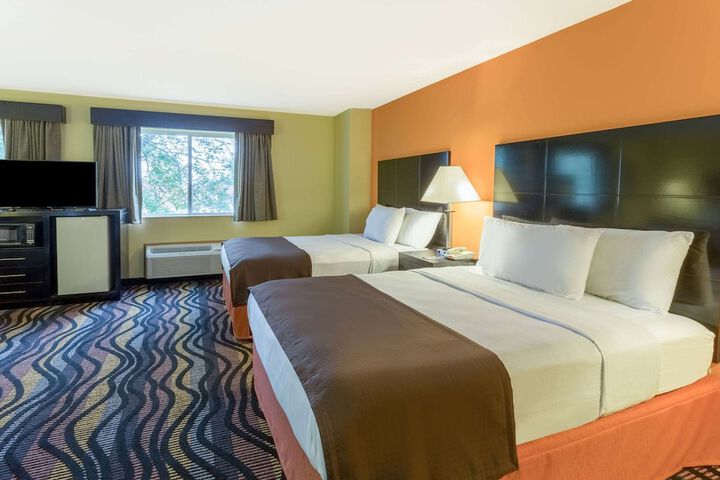 2 Queen Beds (6 of 11)