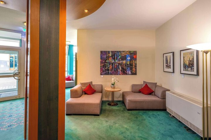 Entrance & Lobby