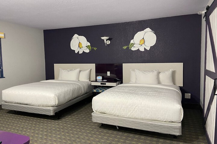 2 Queen Beds (7 of 12)