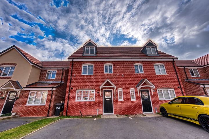Modern 4 Bedroom 2 Bath House with Parking Tyseley Birmingham by 360Stays