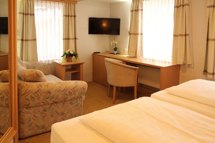 Room 7 of 16