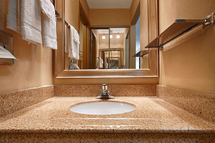 2 Queen Beds - Wireless High Speed Internet, Microwave, Refrigerator Full Breakfast (2 of 7)