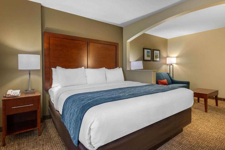 1 King Bed (18 of 24)