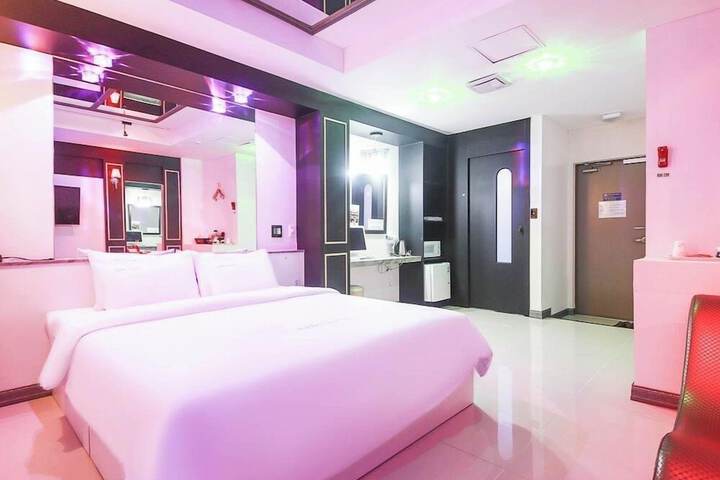 Room 5 of 9