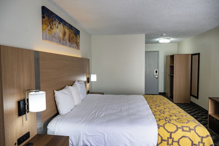 1 King Bed (13 of 15)