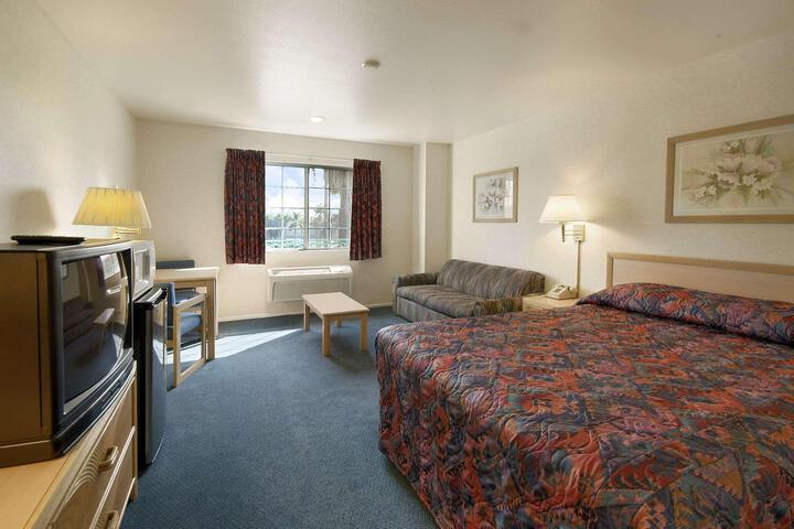 1 Queen Bed (3 of 11)