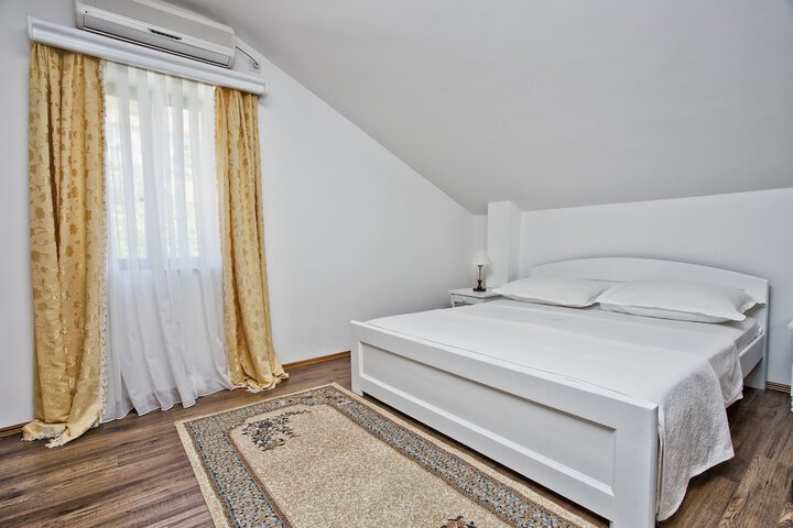 Room 5 of 60