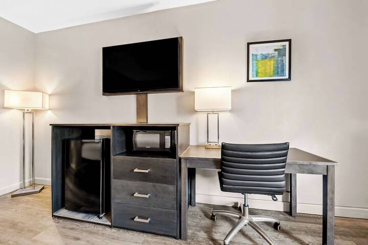 1 King Bed Pet Friendly Room, Microwave and Refrigerator WiFi Full Breakfast (4 of 4)
