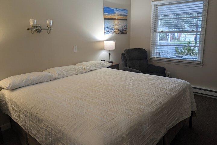 Deluxe Room 1 King Bed (7 of 7)