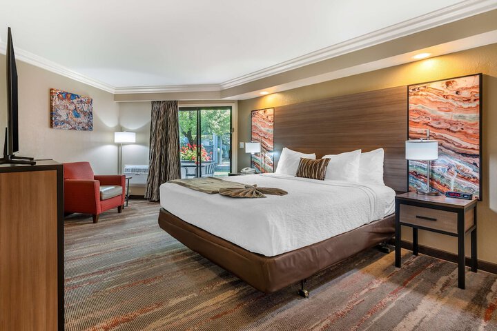 1 King Bed High Speed Balcony or Patio Microfridge Full Breakfast (4 of 12)