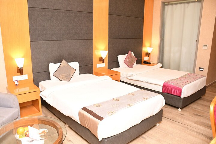 Room 10 of 16