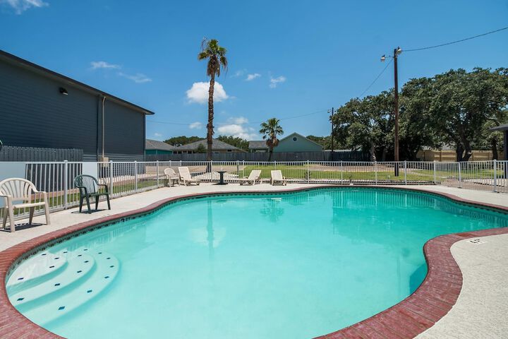 Pool 33 of 45