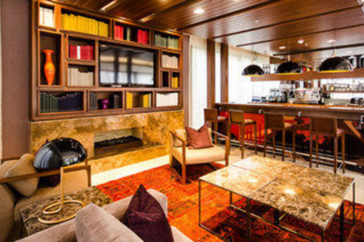 Lounge 4 of 12