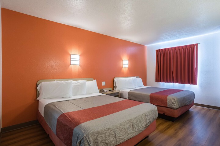1 Queen Bed (11 of 19)