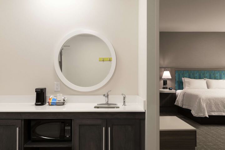 King Room with Microwave and Refrigerator (1 of 15)