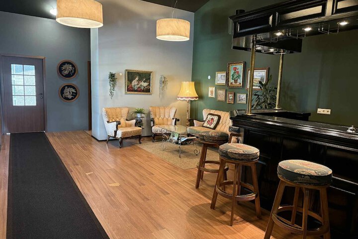 Lounge 21 of 39