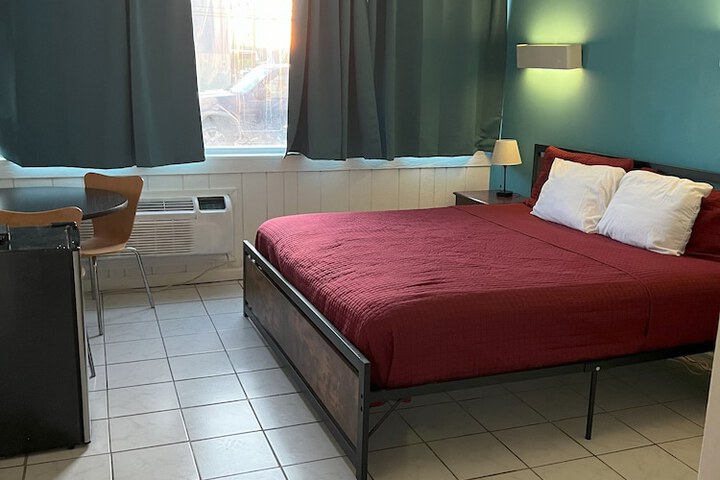 2 Bedrooms Premium Suite 1 Queen and 2 Double Beds Private Bathroom (13 of 15)