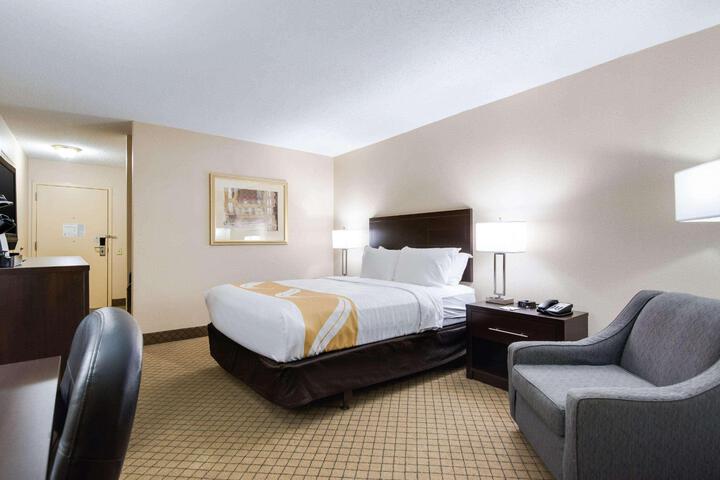 1 Queen Bed Accessible (5 of 15)