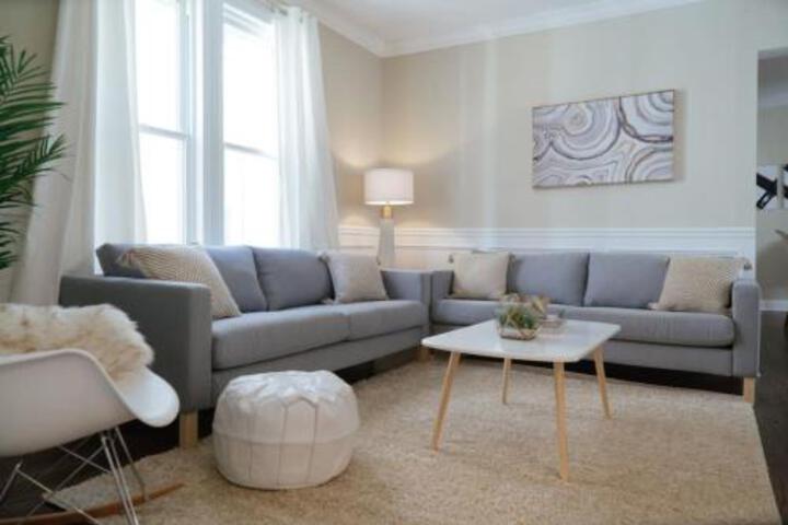 Stylish &  Modern 3bed 1Bath 20 min to Downtown in Dunning, IL