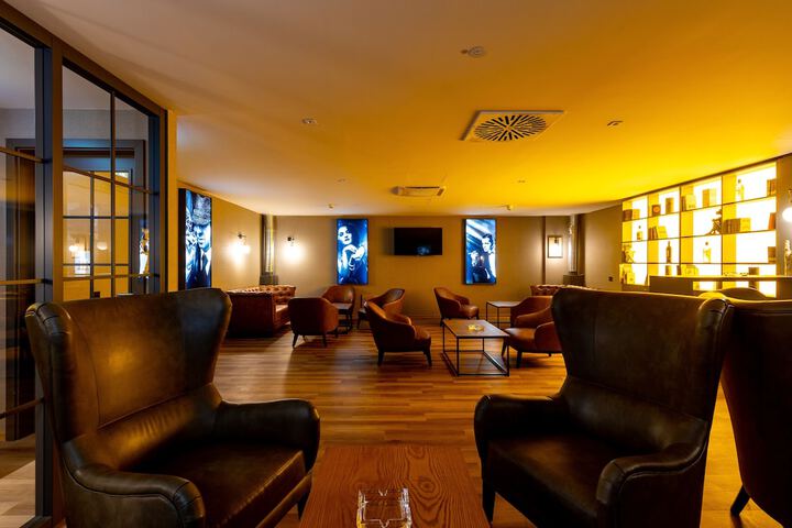 Lounge 46 of 58