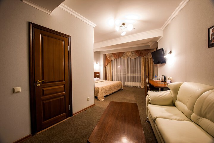 Room 9 of 90