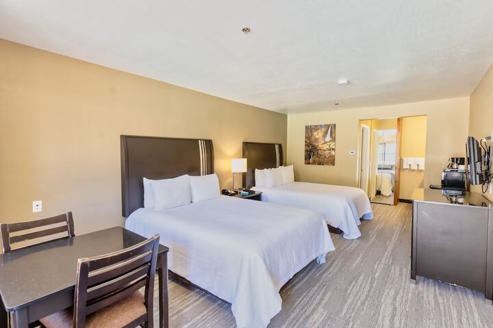 Standard Quadruple Room 2 Queen Beds (26 of 27)