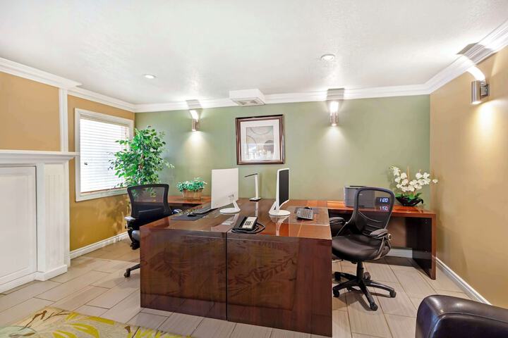 Business Center 60 of 62