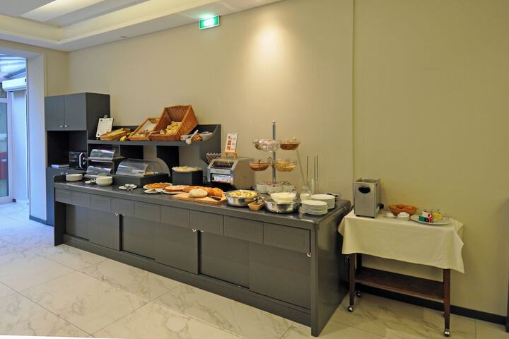 Breakfast/Coffee Service 90 of 115