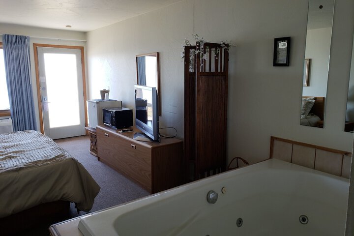 1 King Bed Beach Front Jetted Tub (20 of 40)