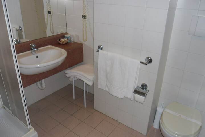 Room 8 of 39