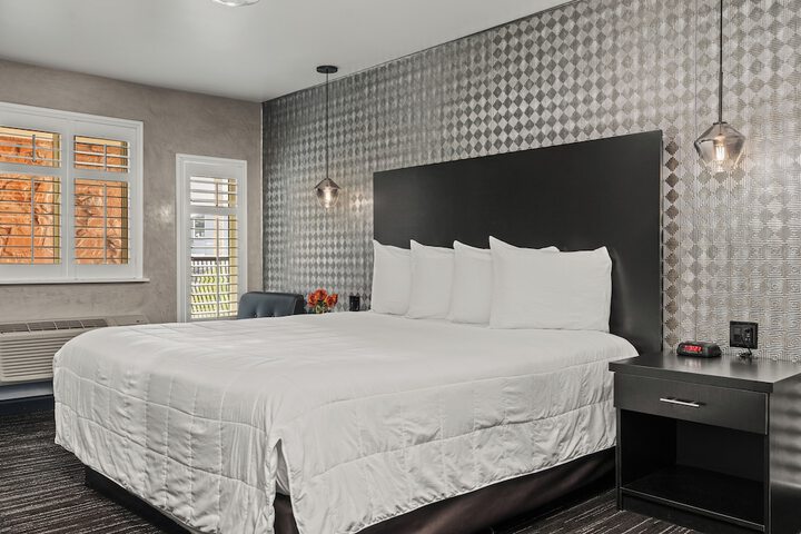 Deluxe King Bed (43 of 44)