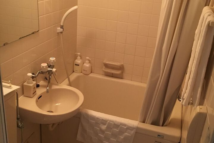 Room 6 of 11