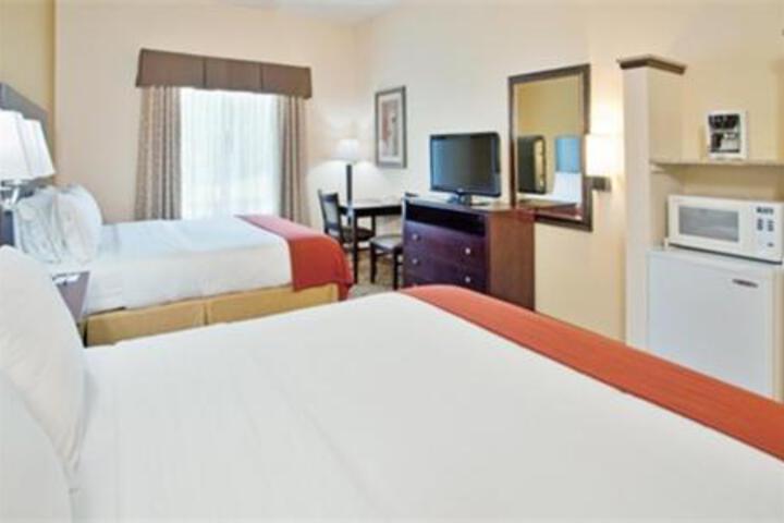 2 Queen Beds (3 of 4)