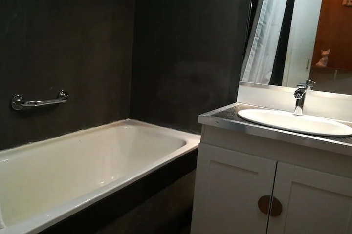 Room 6 of 10