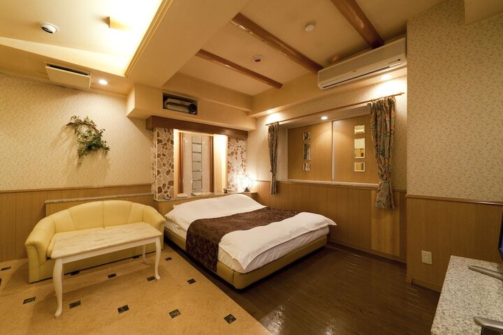 Room 7 of 33