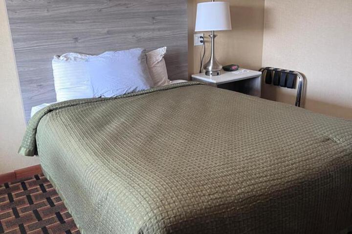 1 Queen Bed (12 of 18)