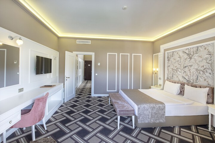 Room 8 of 141