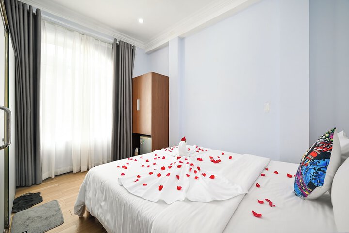 Room 5 of 16