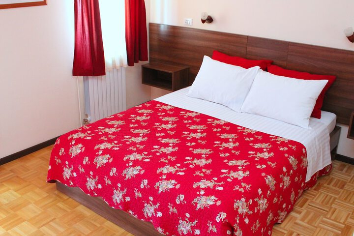 Room 37 of 62