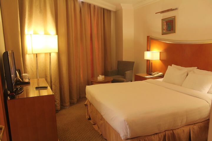 Room 25 of 77