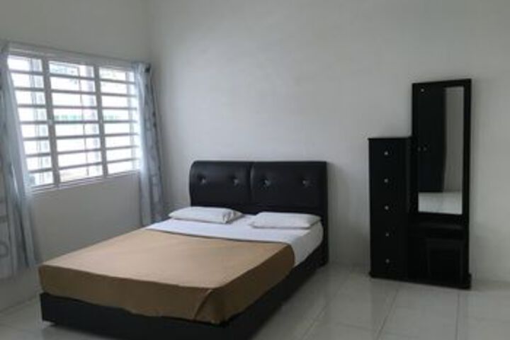 Room 5 of 12