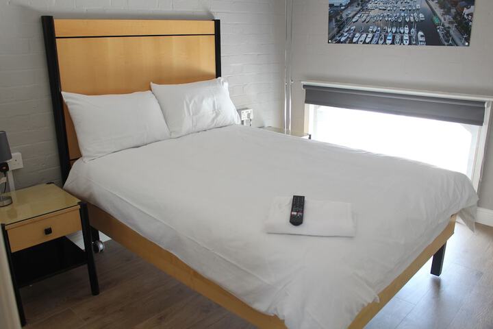 Room 27 of 78