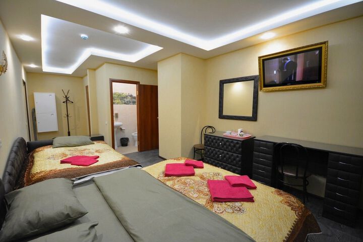 Room 17 of 33