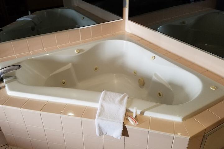 1 King Bed (2 of 9)