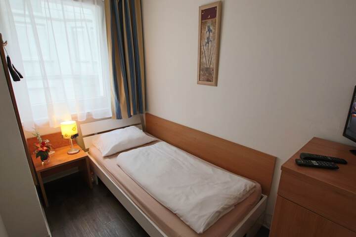 Room 5 of 40