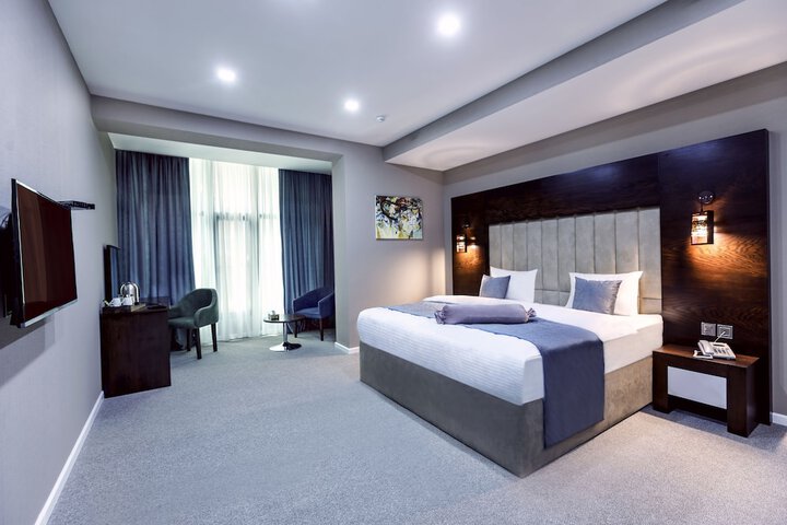 Room 6 of 33