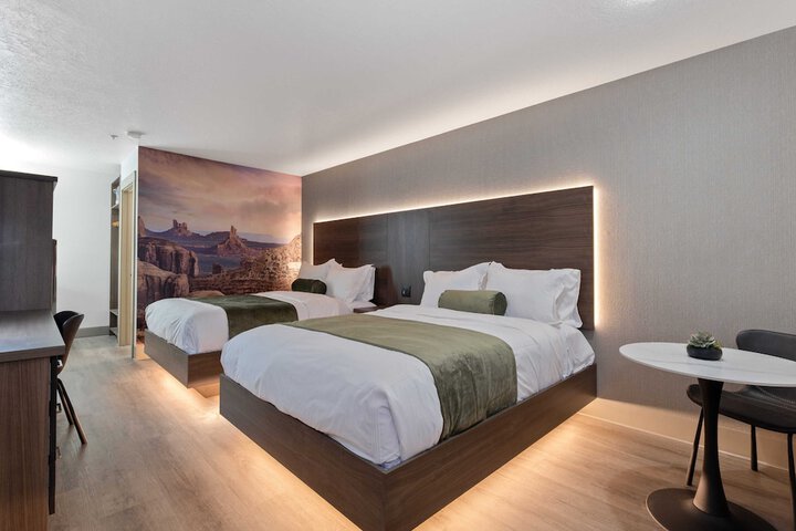 Room 5 of 8